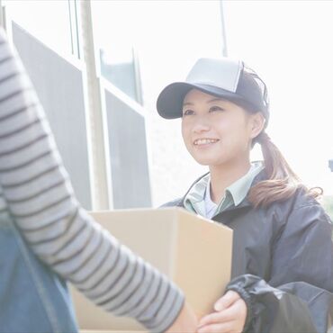 小包を渡す女性