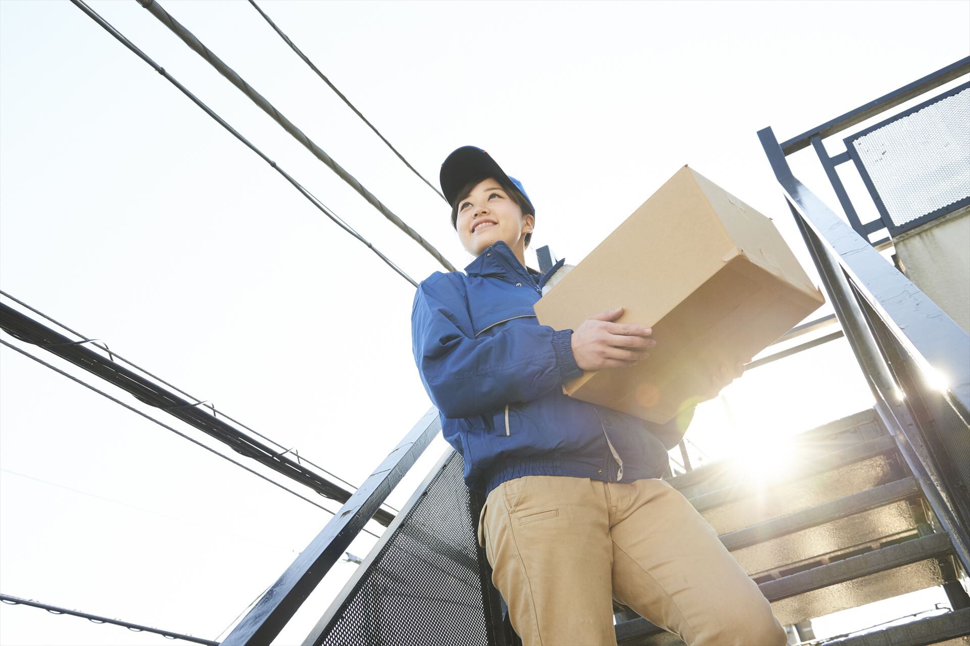 アパートに配達に来たスタッフ